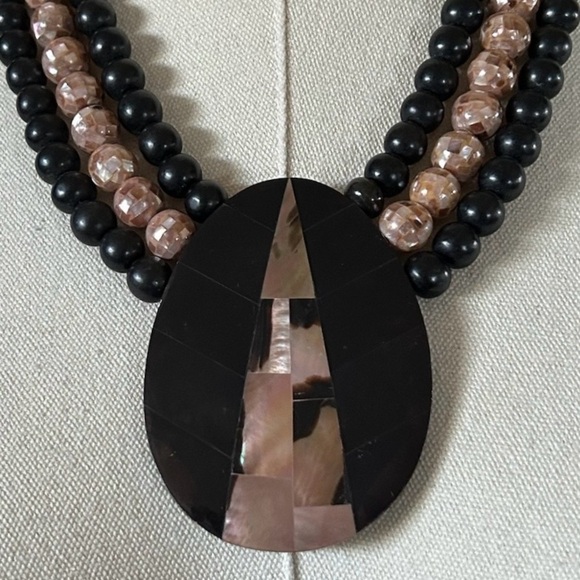 Very pretty black & pink inlay triple strand 1980s statement necklace. - Picture 3 of 6